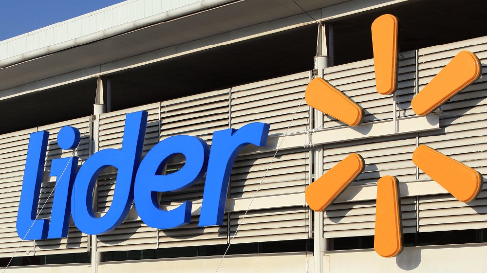 Photo of store sign for Lider with a spark.